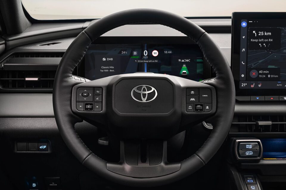dettaglio del volante della Toyota RAV4