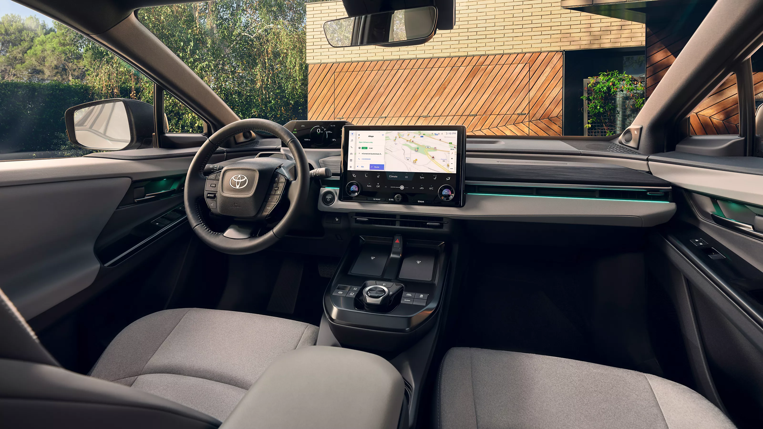 abitacolo anteriore della Toyota C-HR+ con display centrale 