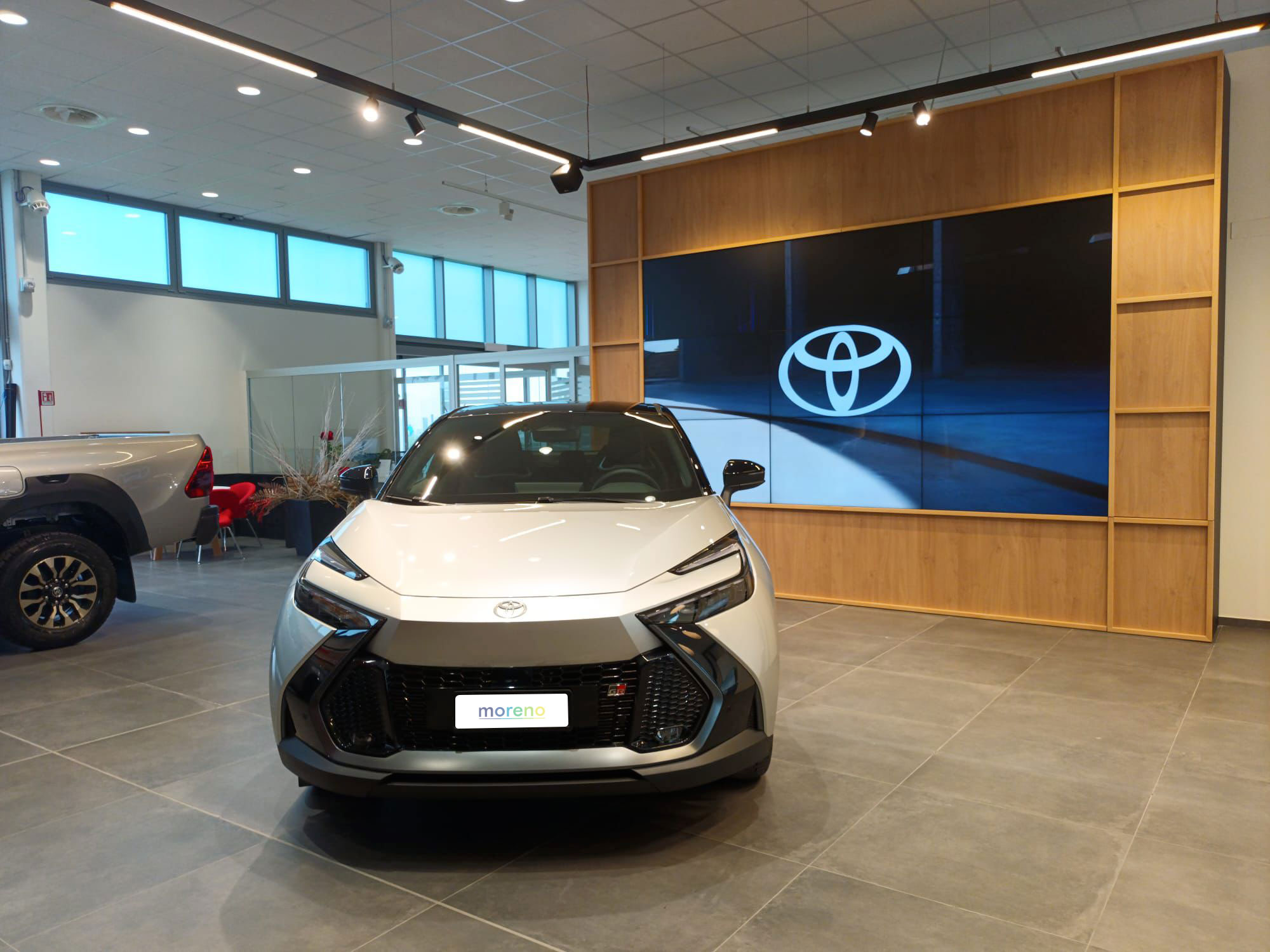 Alt text: toyota C-hr argento in esposizione presso lo showroom Moreno