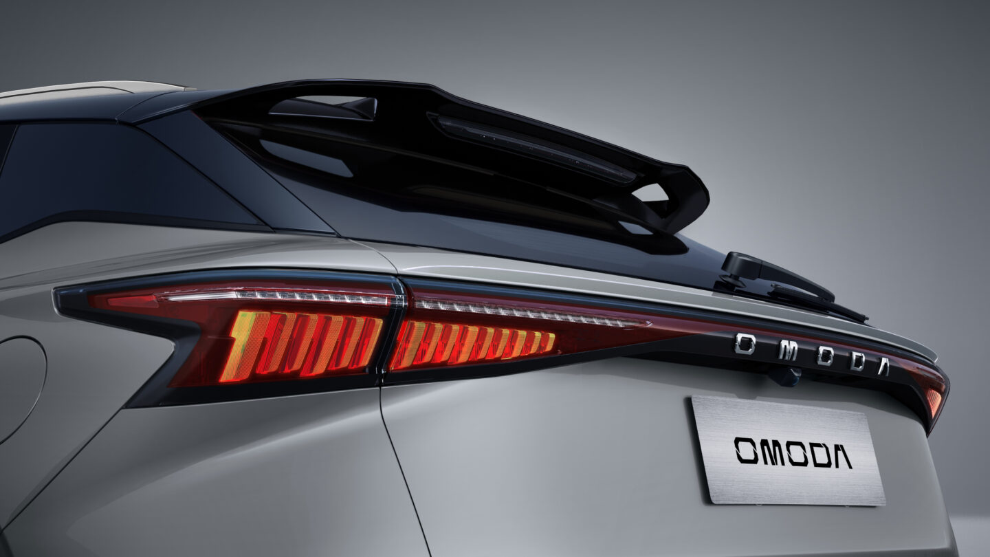 dettaglio del posteriore di Omoda 5 con focus sui fanali