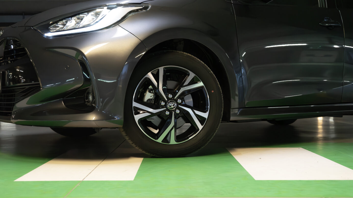 dettaglio dei cerchioni della Toyota Yaris Hybrid