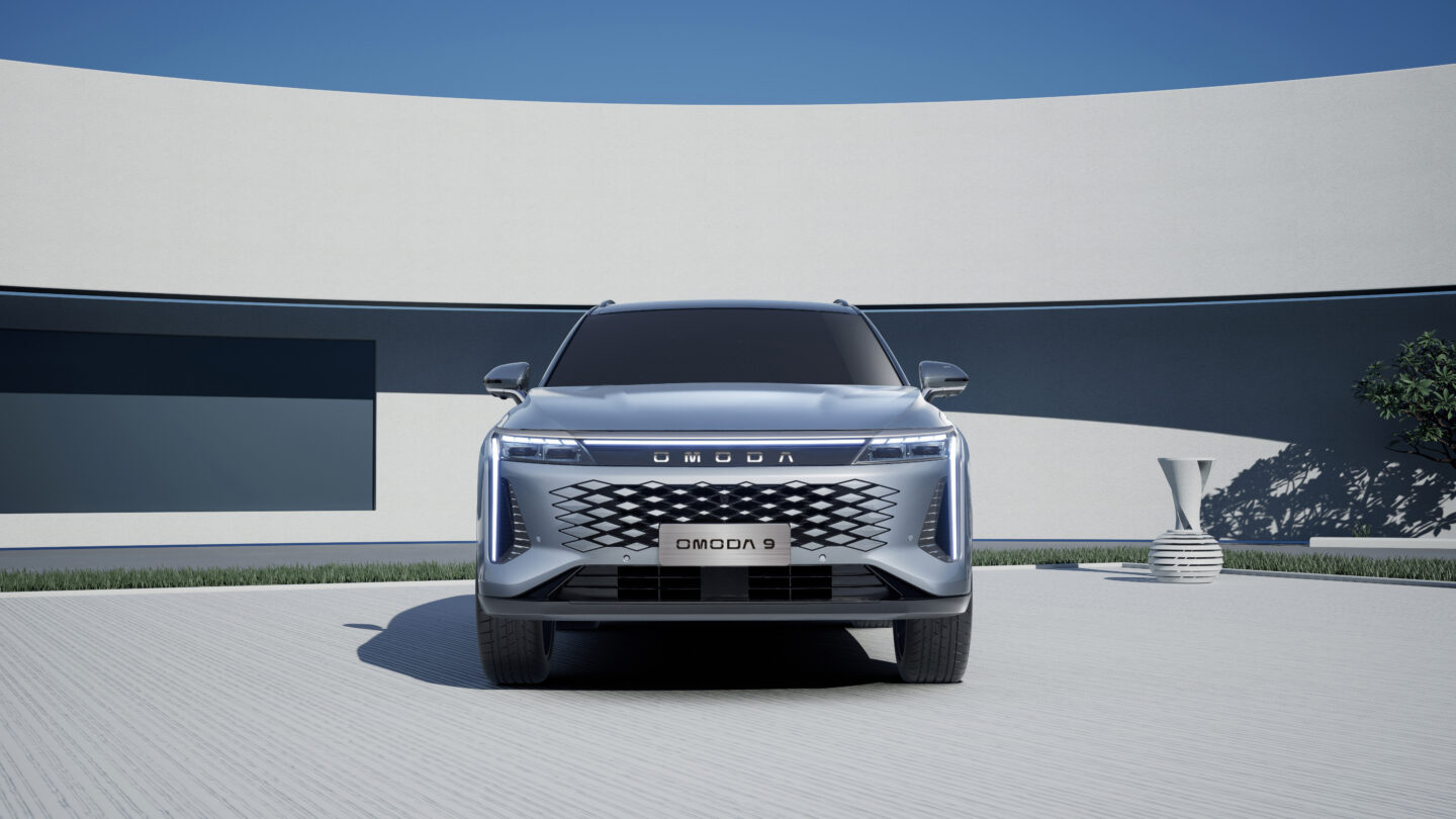 Vista frontale della Omoda 9 Super Hybrid, con design elegante e griglia anteriore distintiva