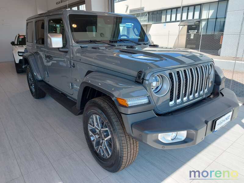  Jeep Wrangler grigia 4 porte esposta all’interno del concessionario Moreno, con vista frontale e laterale sinistra.