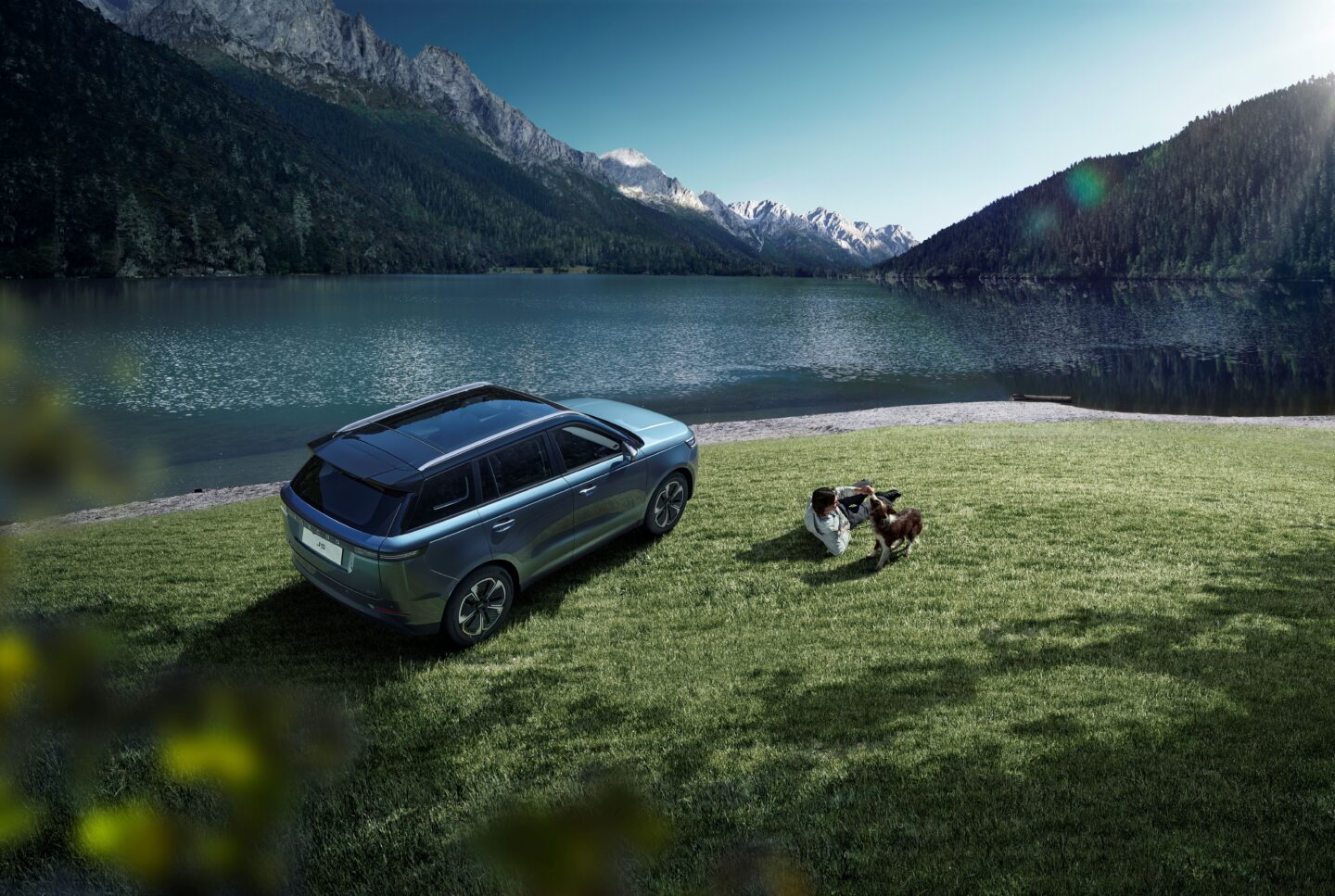 Jaecoo 5 parcheggiata in riva ad un lago