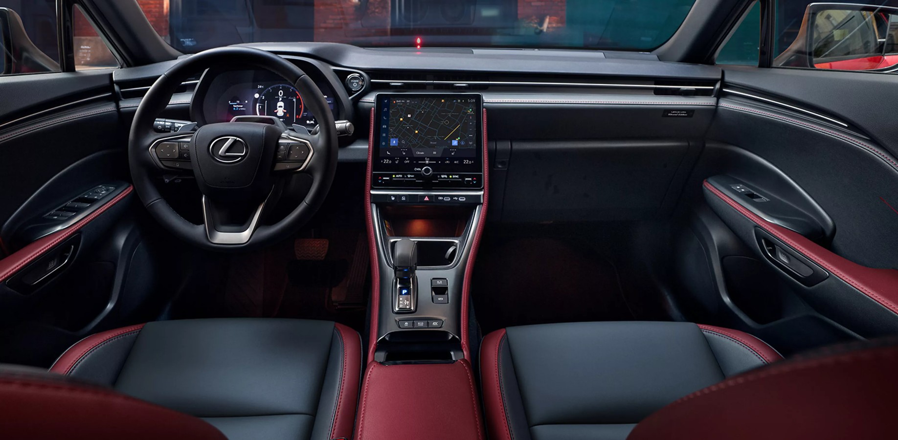 Interni premium della Lexus LBX Vibrant Edition con cruscotto digitale e schermo multimediale. 