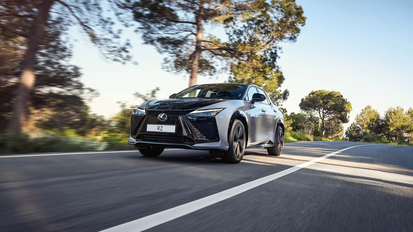 Lexus RZ Full Electric su strada con nuova batteria da 77 kWh