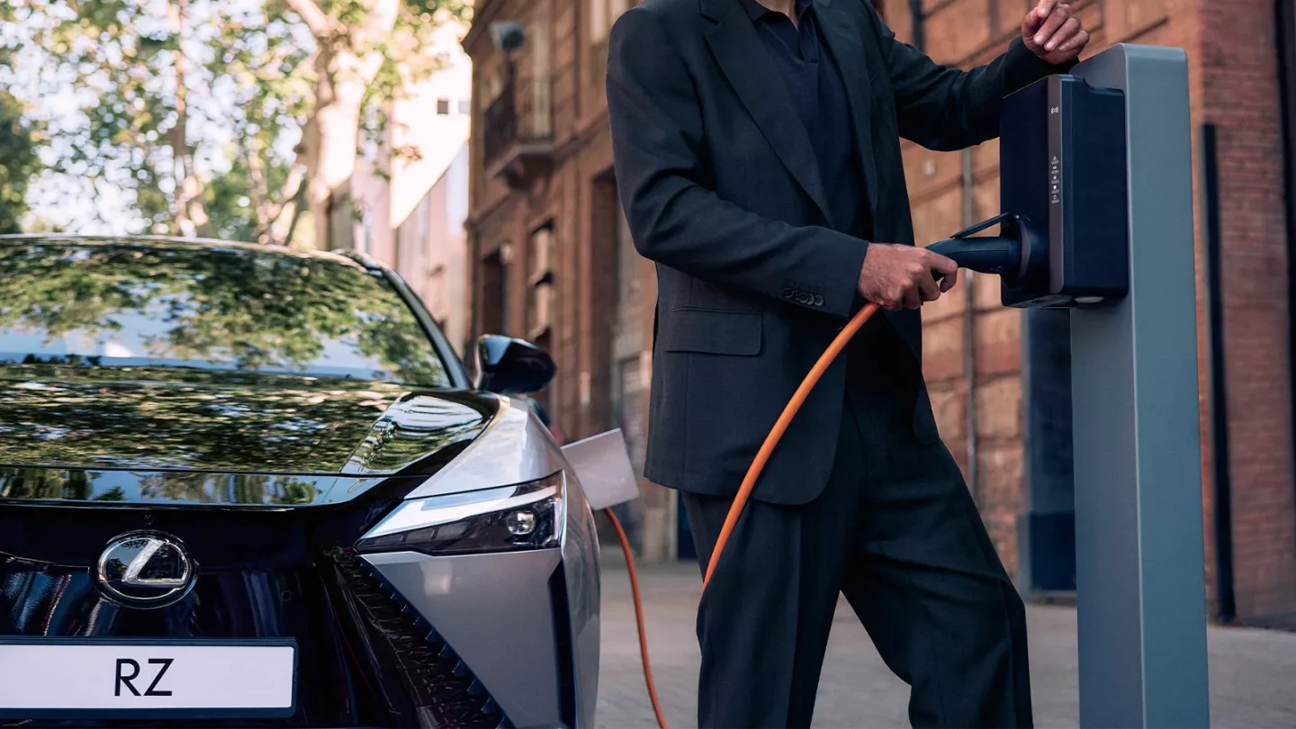 Design esterno Lexus RZ SUV elettrico premium