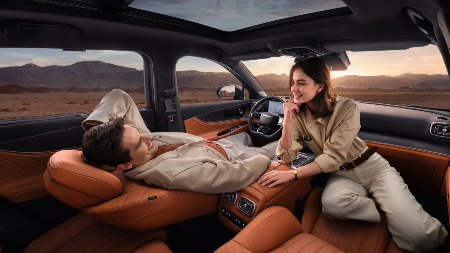 Interni Jaecoo 8: Suv ibrido dal design moderno con materiali di qualità, tetto panoramico e sette posti