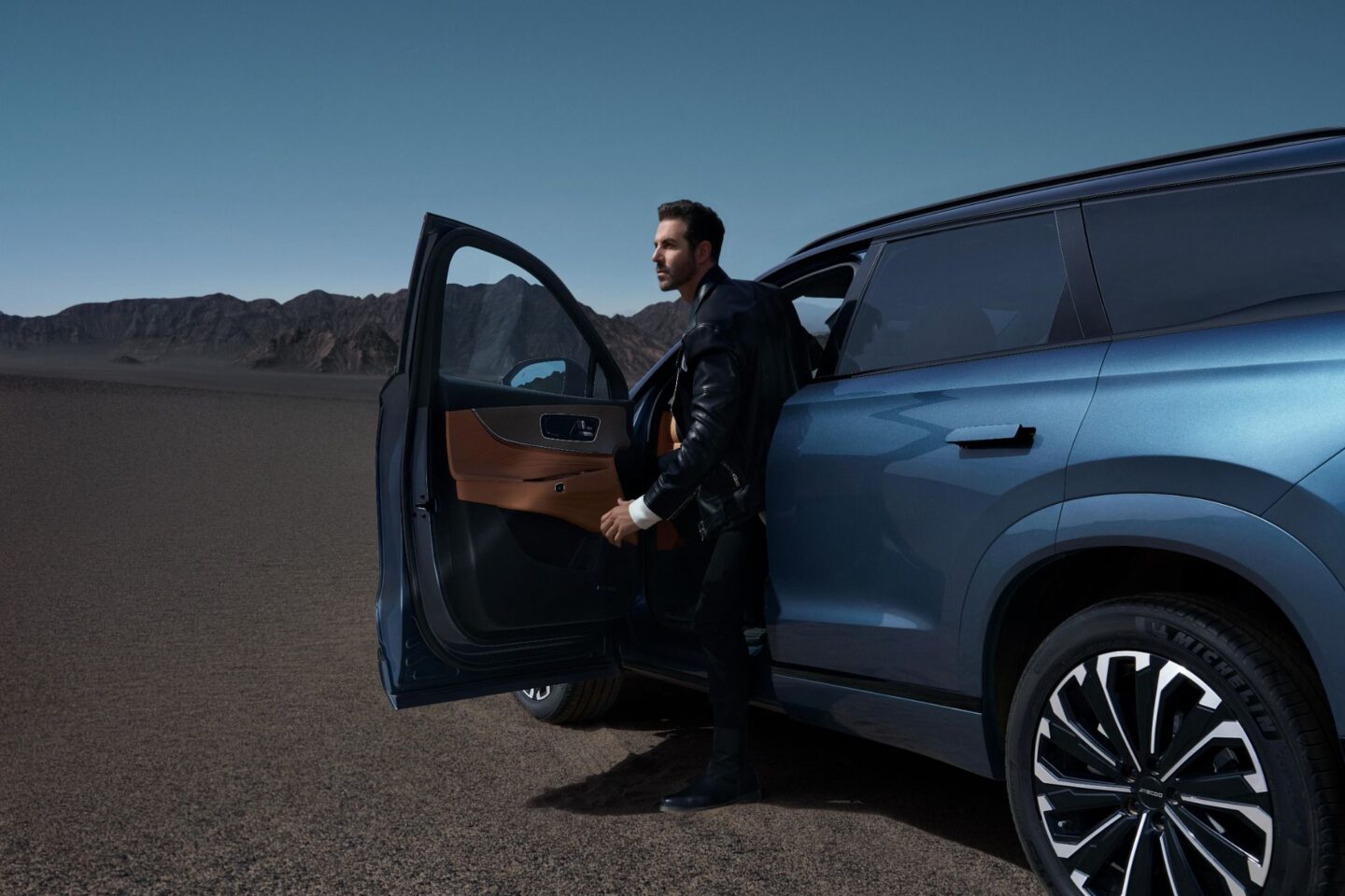 Jaecoo 8 su strada: SUV ibrido con trazione integrale, guida stabile, comfort e prestazioni elevate